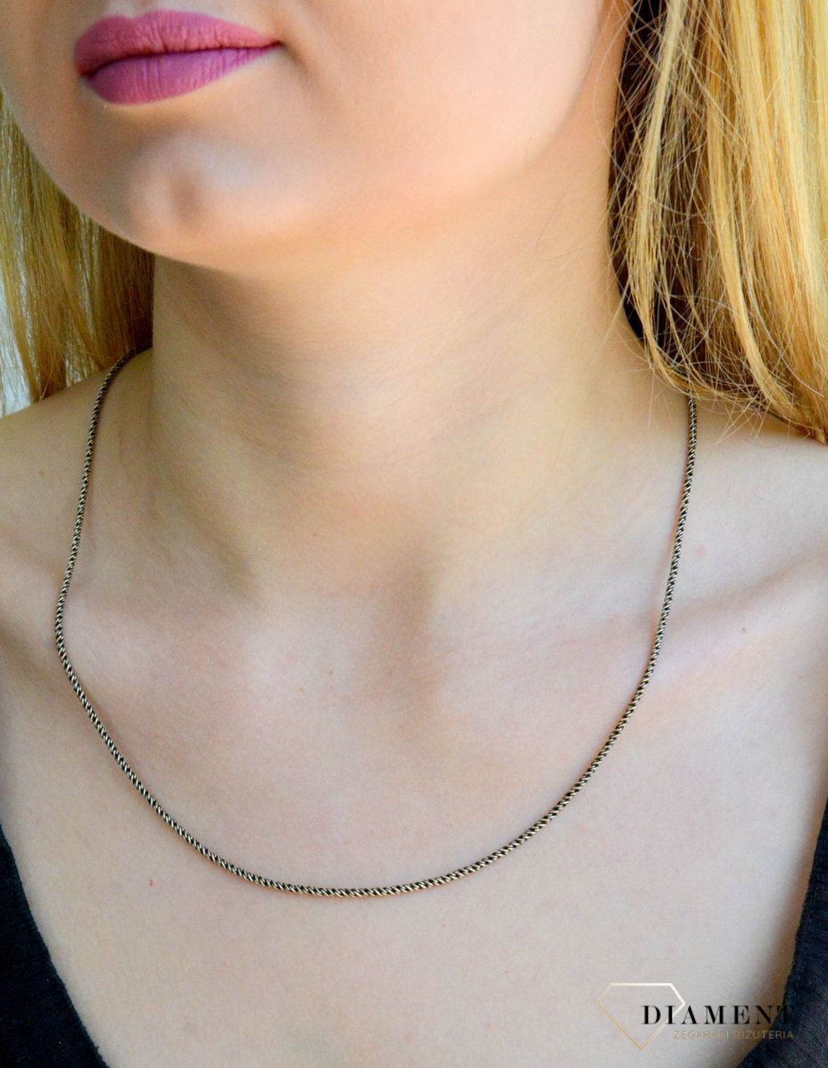 Srebrny łańcuszek ozdobny splot w czarnym odcieniu 1,6mm DIA-LAN-6012-925 1,6mm. Łańcuszek to bardzo dobry pomysł na prezent dla siebie lub bliskiej osoby. Najchętniej wybierany jest jako prezent urodzinowy, ale nie tylko (1.jpg